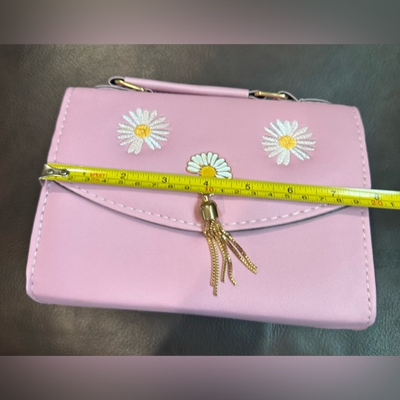 Available in 5 colors. Crossbody strap included. Magnetic closure, zip pocket. - Picture 3 of 7